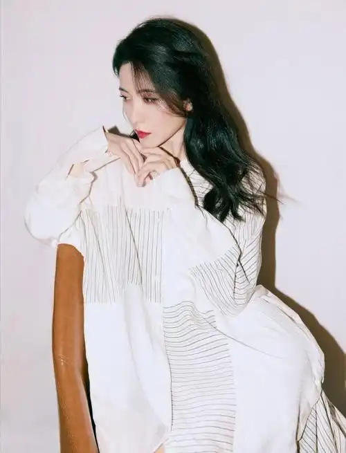 曾黎穿白色旗袍真好看身材纤挑又有料东方美衬得淋漓尽致