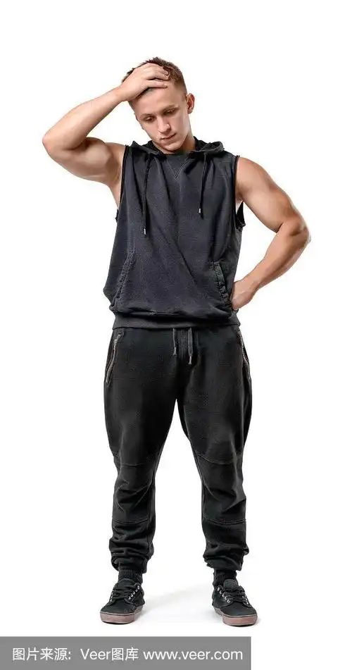 全身肖像英俊的肌肉青年男子思想孤立