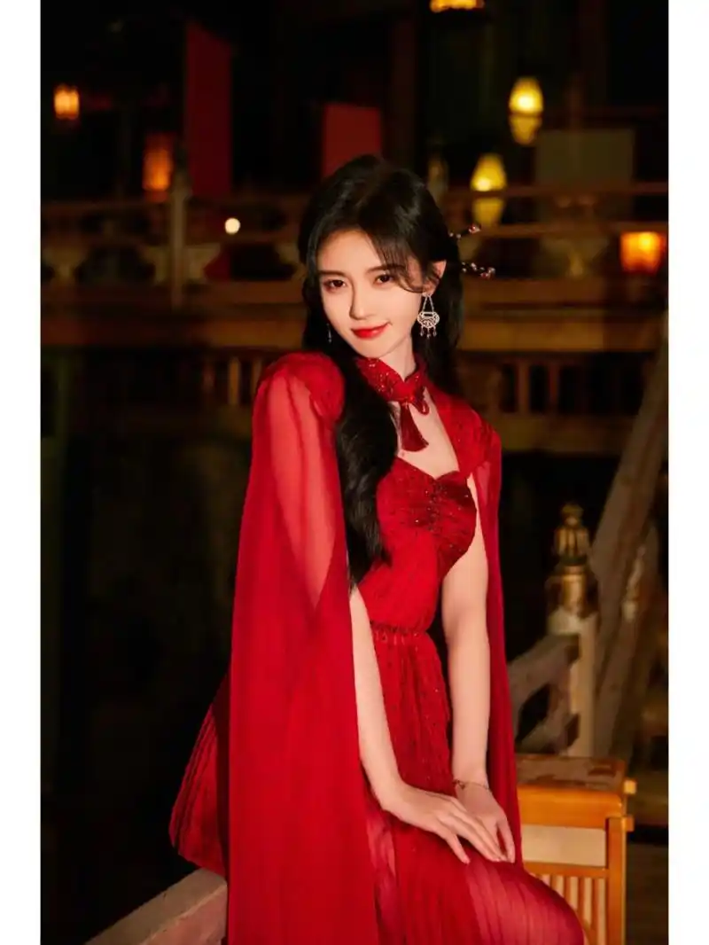 鞠婧祎国潮盛典红裙造型 鞠婧祎河南卫视国潮盛典 小鞠穿红色怎么这么