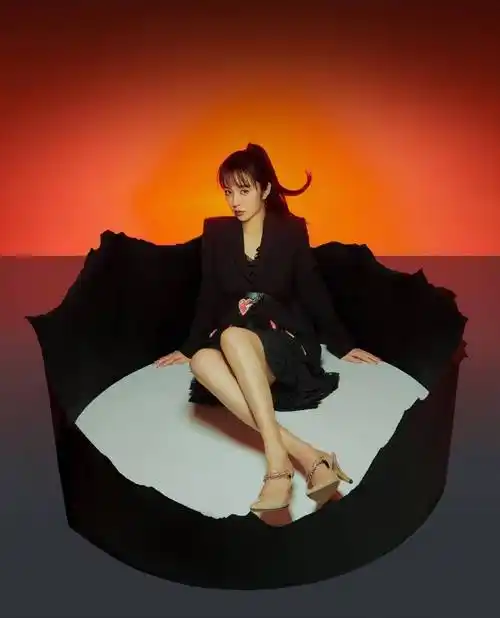 王晓晨踩尖头高跟鞋出镜,配衬衫印花西装,坐椅子上姿势太霸气了_时尚