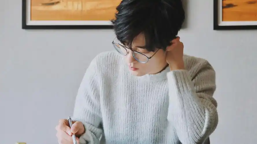 肖战白色毛衣2880x1800分辨率下载,肖战白色毛衣,高清图片,壁纸-桌面