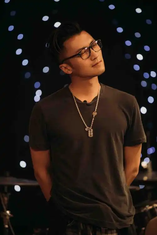 谢霆锋《中国好声音》彩排现场过生日 战队"排兵"出新策略