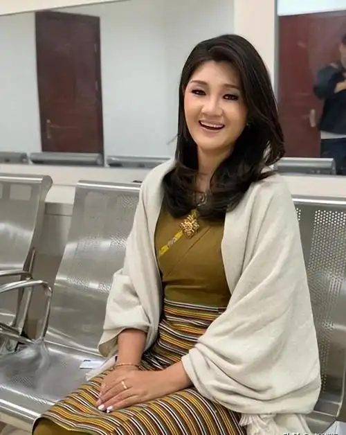 歌手降央卓玛:疯狂倒追帅气丈夫,婚后生3胎,如今怎么样了