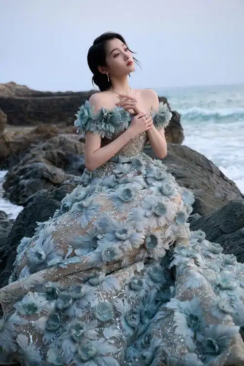 关晓彤抹胸浪花裙