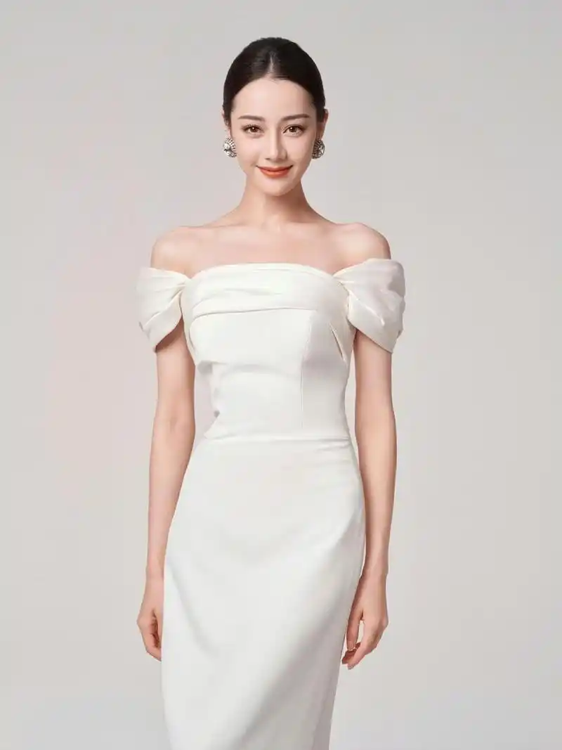 迪丽热巴,杨幂和金晨三大美女都穿白裙礼服,每个人的身材都很绝,那么