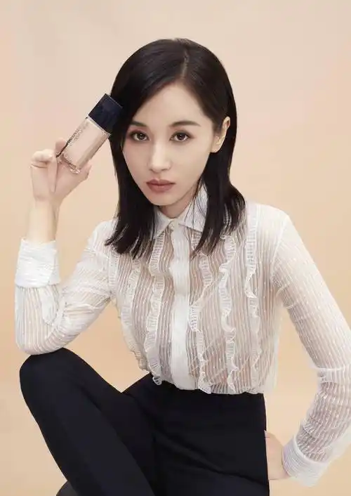 王子文晒自拍照,荷叶袖上衣搭配黑色小喇叭裤,小个子穿出大长腿_女生