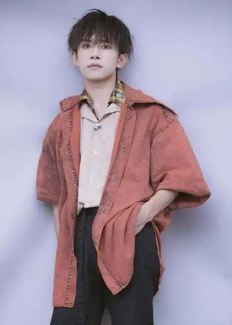 后面因为某个.易烊千玺正缘穿衣风格教皇审判宝剑塔罗牌占,易