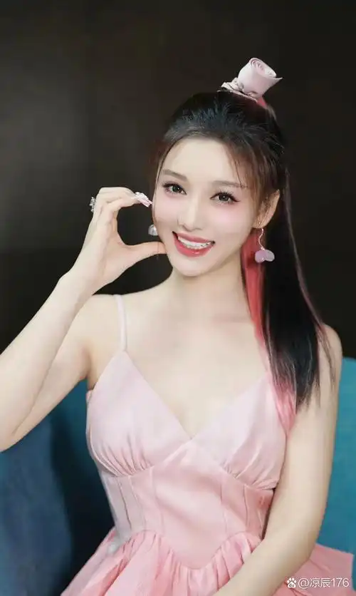 2011 年,她靠着在《快乐女声》取得全国十强的成绩正式出道,后来在