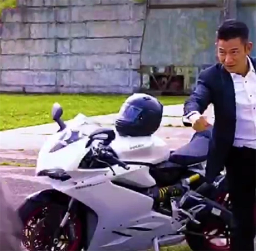 刘德华剧中座驾杜卡迪959全车奶昔白上街回头率百分百