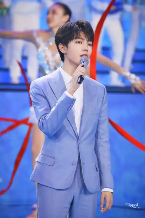 王俊凯海军蓝西装#论王俊凯和蓝色西装的适配度有多高,今日份的