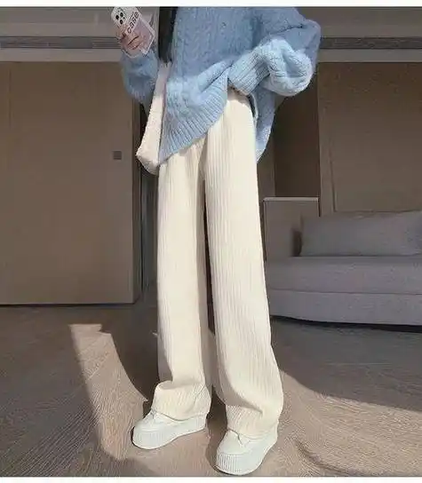 2. 搭配上衣时,我们可以选择深色系的上衣来与白裤子形成对比.