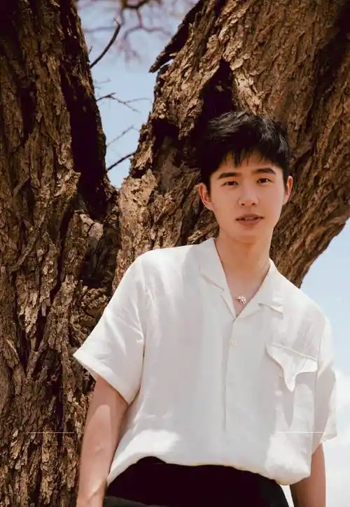 曝刘昊然周冬雨未分手,却喜欢上经纪人,工作人员怒发声辟谣_星八卦_扒