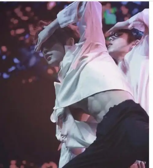 王一博这是我的腹肌千玺我也有肖战是我站得不够高吗