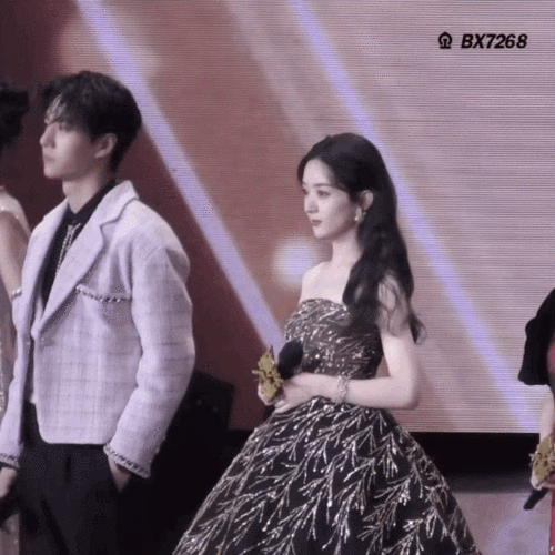 顶流同台王一博盯肖战赵丽颖一个动作展示求生欲杨幂表情更亮