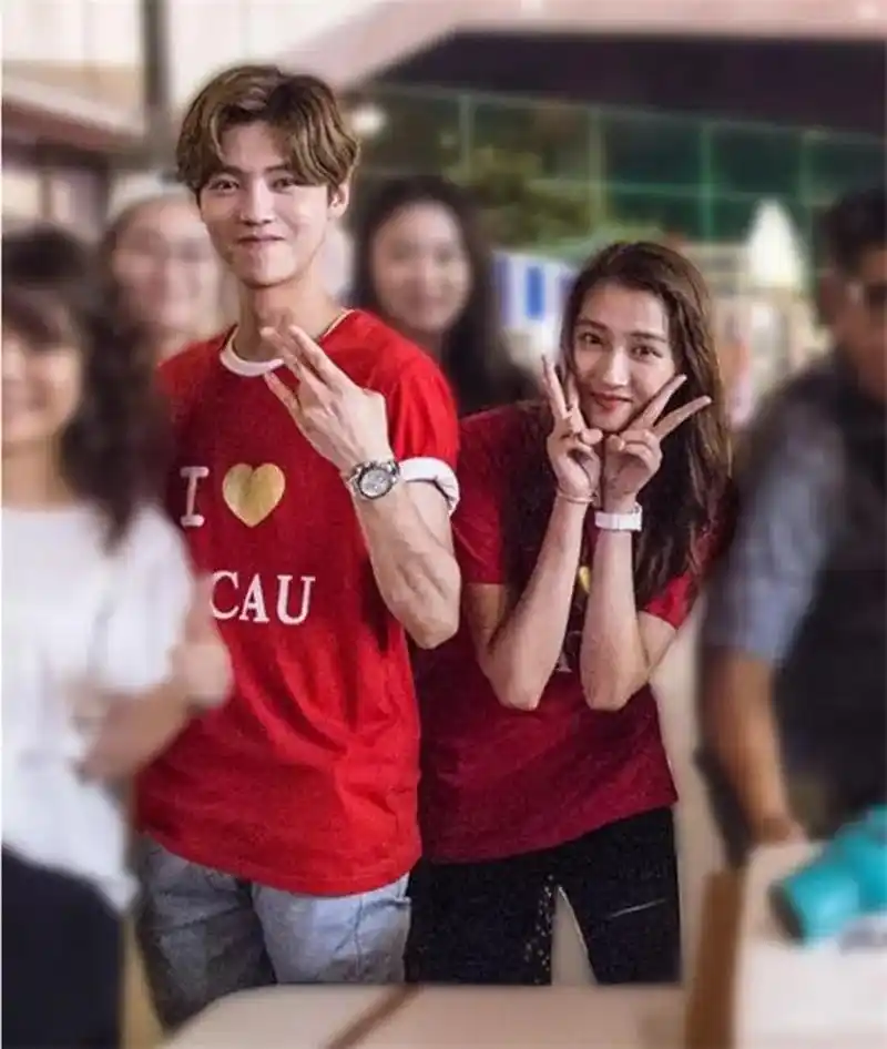 鹿晗和关晓彤是在2017年10月8日中午的时候对外公布恋情的,今年已经是