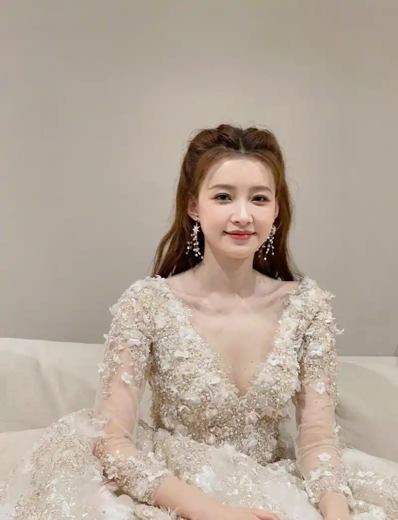 孙怡一袭深v婚纱礼服裙,优雅高贵,尽显女性魅力.