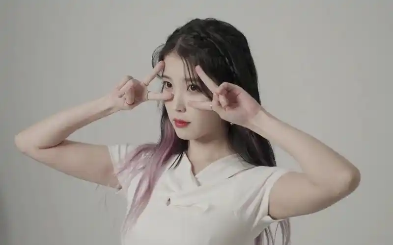 【iu李知恩】演唱会彩排eight传到场外的歌声!_哔哩哔哩_bilibili