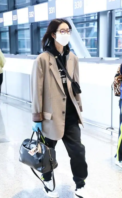 1 / 11 2020年3月27日,上海,刘雯机场街拍.