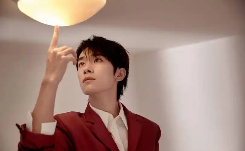 易烊千玺把娃娃误认为是麦克风,拿起时发现没有声音,接下来的动作很