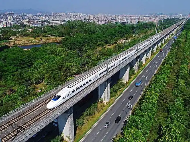 列车高铁列车图片_图片大全广州南站驶出的高铁动车复兴号创历年之最!