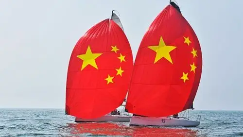 活动当天,随着裁判船汽笛声响起,二十条珐伊28r级大帆船扬帆起航.