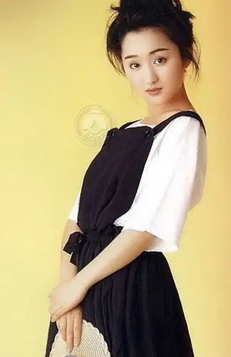 杨钰莹少女时期一组青涩旧照,长得好清纯,穿背带裙的样子真好看