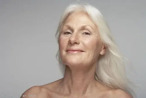 满头白发的老奶奶特写图片