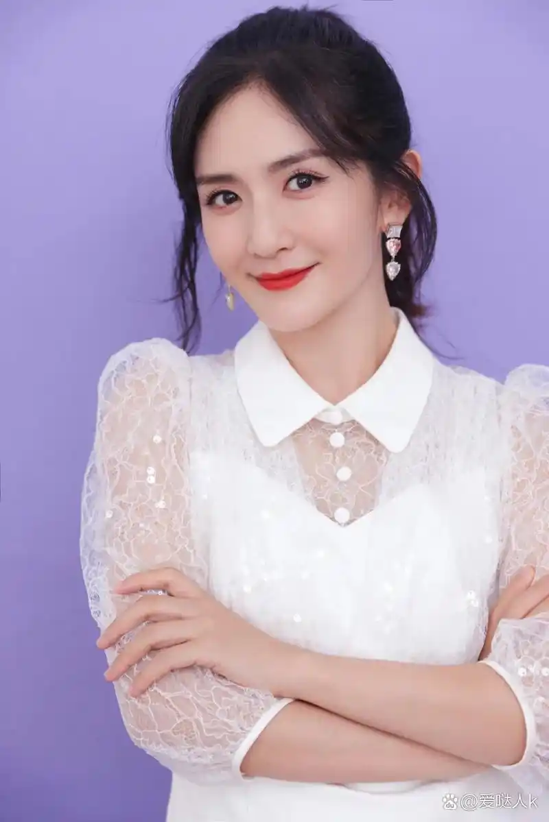 1,谢娜有两个微信号,一个加明星一个加员工.