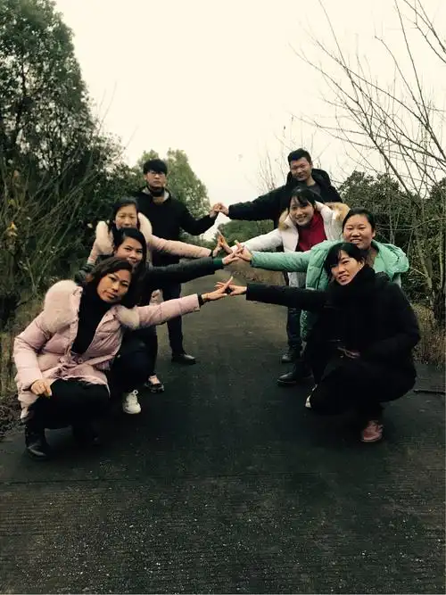 8个人,四对.多余的一个拍照吧