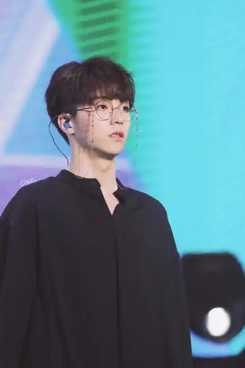 陈立农 眼镜戴上眼镜的陈立农完美演绎两种状态,软萌帅气一秒切换