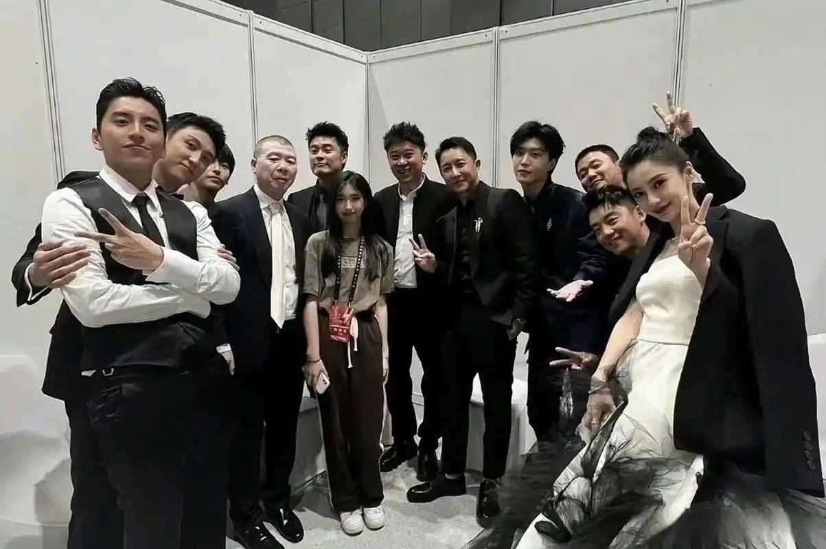 冯小刚女儿徐朵晒和易烊千玺,范丞丞等人的合影…网友:我这羡慕的一生