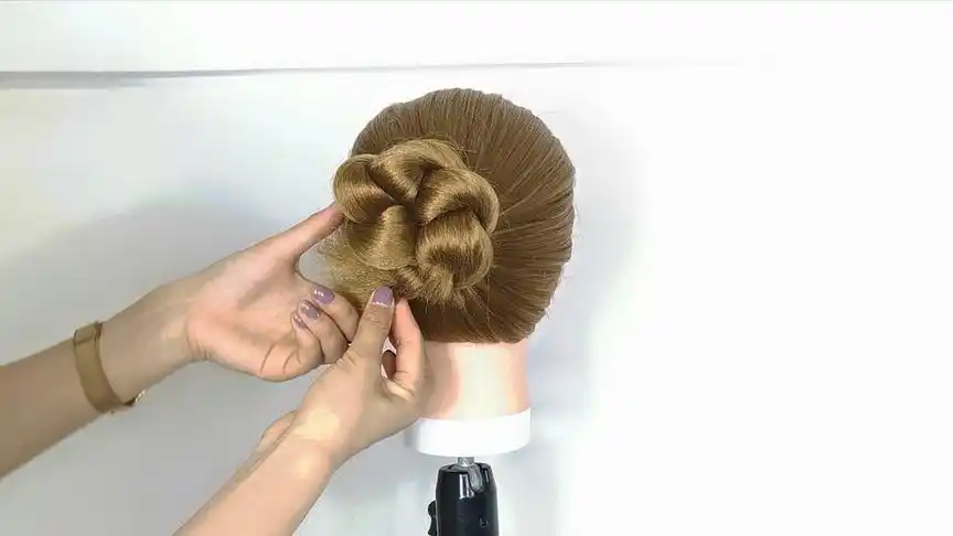 这是我见过最简单的盘发,1个皮筋就能搞定,让你年轻有气质
