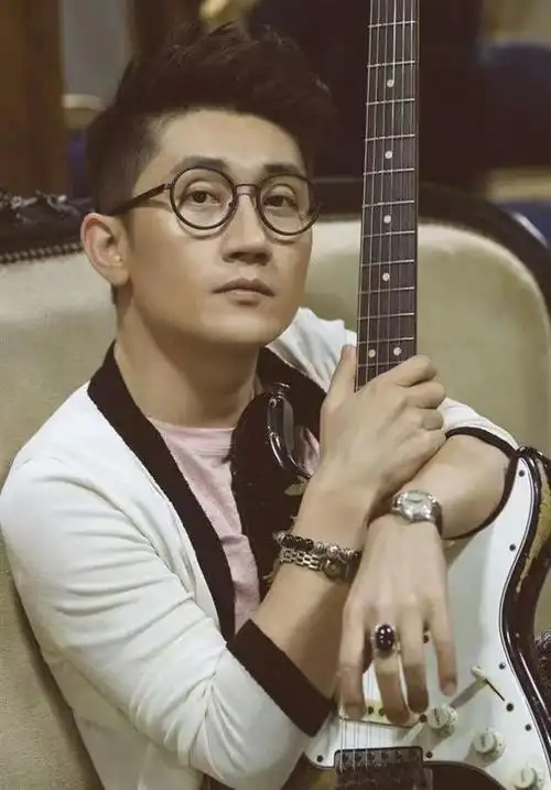 2002年就开始音乐创作的金志文,身兼多重身份,他不仅是一名实力歌手