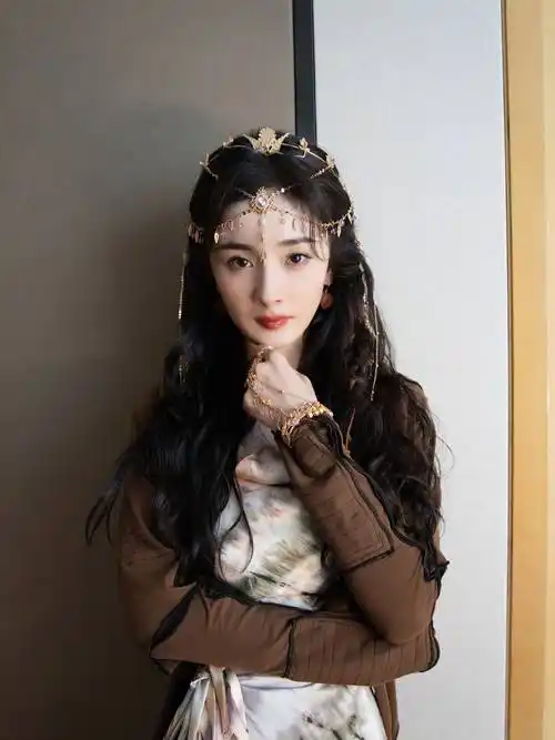 杨幂异域造型娇艳动人 嘴角带笑灵动可爱_卷发_红唇_额饰