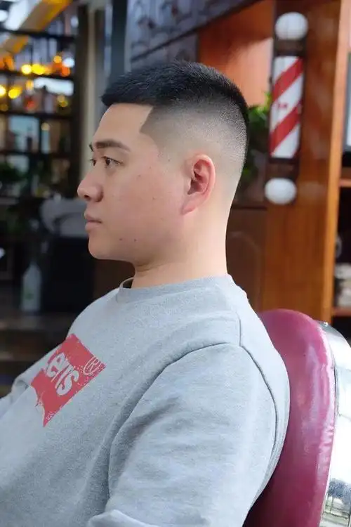 超短的寸头,可以有效的避免头发乱翘的烦恼,特别是两侧短短的效果