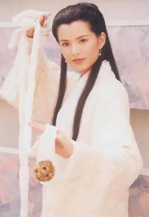 在其中一人分饰三角,王语嫣,王夫人和仙女姐姐,这又成为李若彤又腋鲻