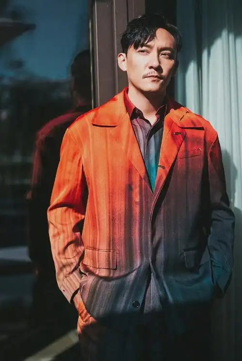 45岁张震荷尔蒙爆棚穿西装革履戴卡地亚腕表去油穿搭值得学习