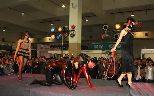 中原性文化节大尺度性趣表演出人意料(图)