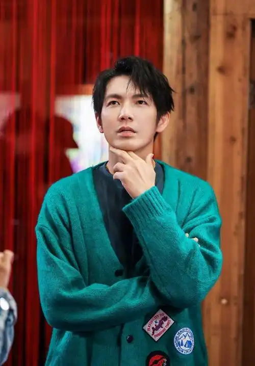 钟汉良脱离了古偶剧,新剧穿西装好帅,合作三位女神!