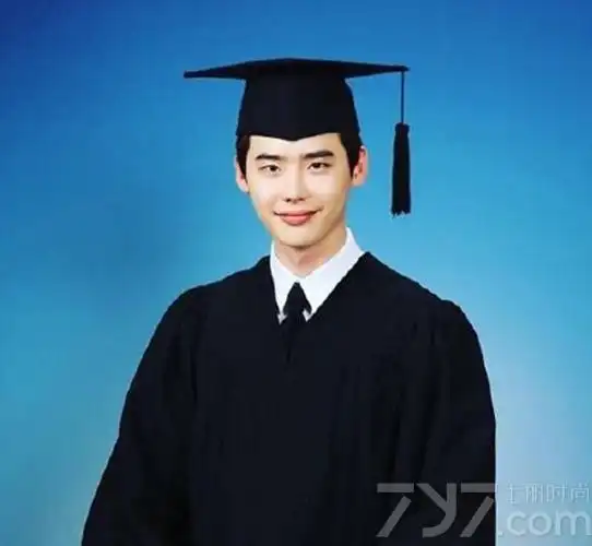 李钟硕晒大学毕业照 戴学士帽书香气质十足