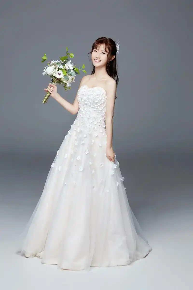 女艺人陈意涵仙气十足甜美婚纱写真