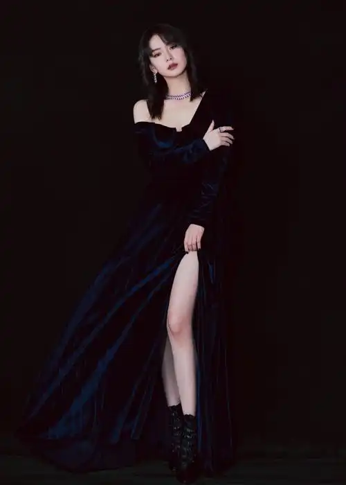 简直比脸还要白,摄影师拍照不会过曝嘛~戚薇这一身蓝丝绒礼服典雅迷人