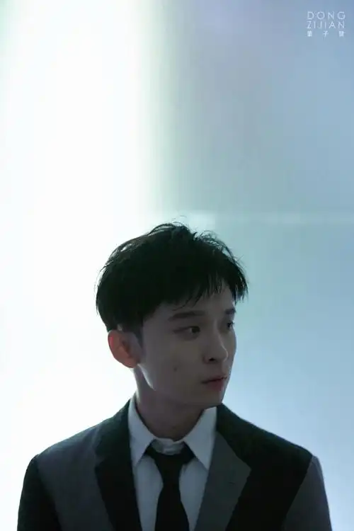 董子健时尚写真曝光 逆光侧颜散发成熟气质-国际在线