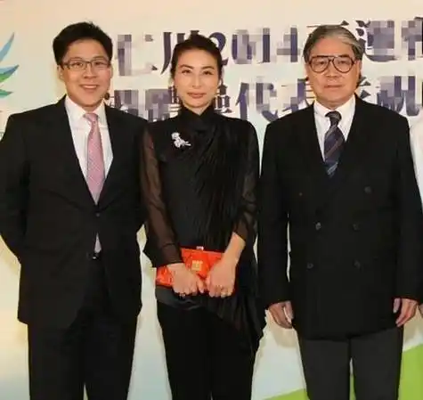 霍启山晒父子四人同框照,霍震霆老当益壮,霍启刚对郭晶晶太宠溺_父亲