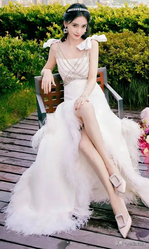 明星高跟鞋比拼,谁的最好看?_尖头_白色_黑色