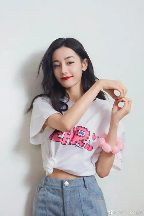 迪丽热巴比10随拍#迪丽热巴最新随拍来啦,身穿deart恤,用手比10,槐热