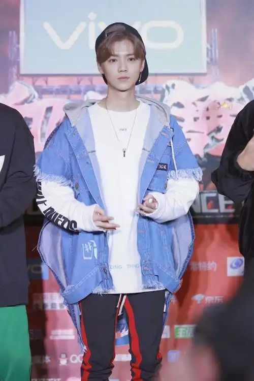 反戴帽子,鹿晗胜似少年!