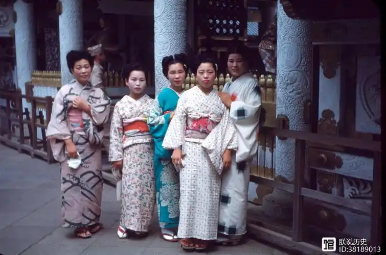 1950年代的日本,罕见街拍老照片,平凡朴素的生活瞬间