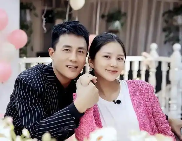 好宠妻!杜淳拍戏间隙陪妻子王灿品美食,王灿气质不输女明星