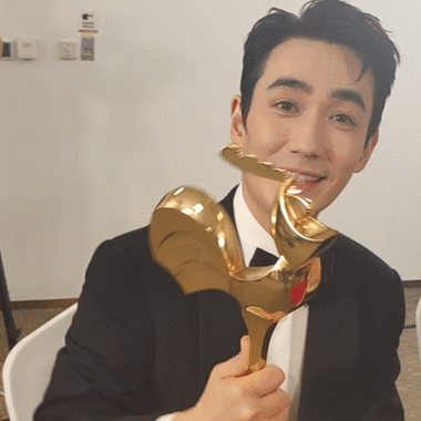 朱一龙0416生日快乐#2018年,他饰演的沈巍大火,得到大批观众的认亢屯